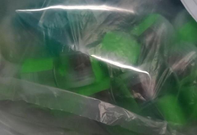 Saco plástico transparente com pequenos tubos verdes