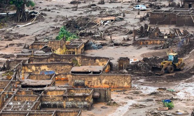 Em 5 de novembro de 2015, a barragem de Fundão em Mariana se rompeu vitimando 19 pessoas - Reprodução