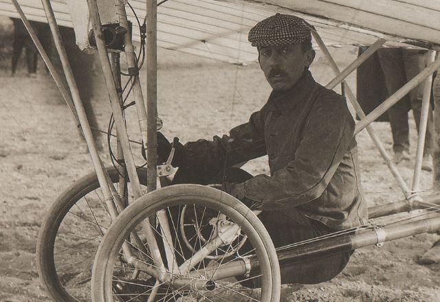 Santos Dumont em avião parar comemorar os 150 anos do Pai da aviação | Divulgação