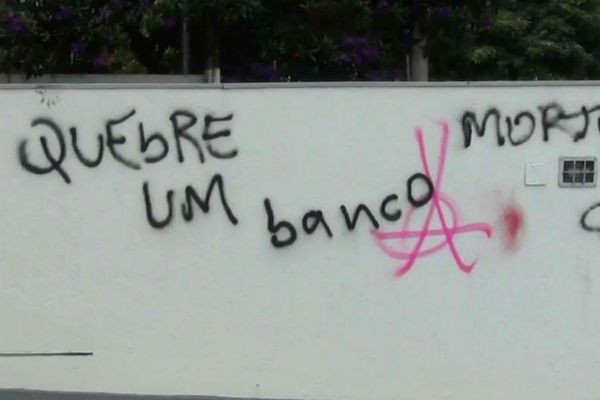 São Paulo amanhece com agências bancárias destruídas e muros pichados São Paulo amanhece com agências bancárias destruídas e muros pichados