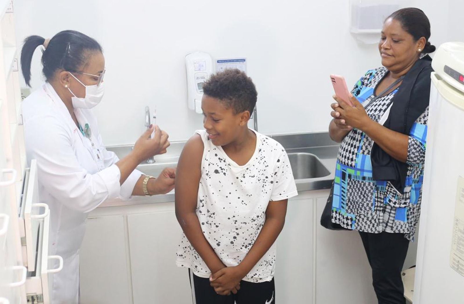 Menino toma vacina contra dengue | Divulgação/Secretaria Municipal de Saúde de SP