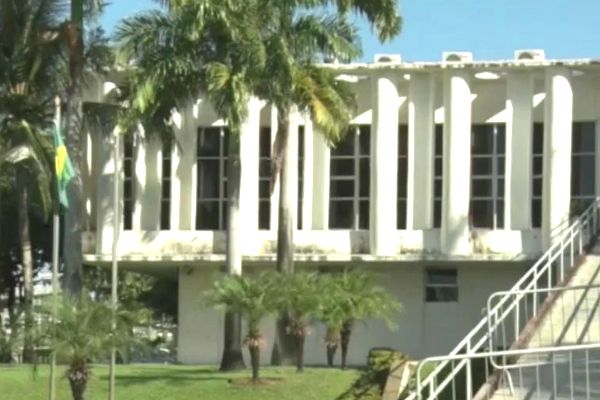 Secretária de Segurança Pública do RN tenta entrar em acordo com policiais Secretária de Segurança Pública do RN tenta entrar em acordo com policiais