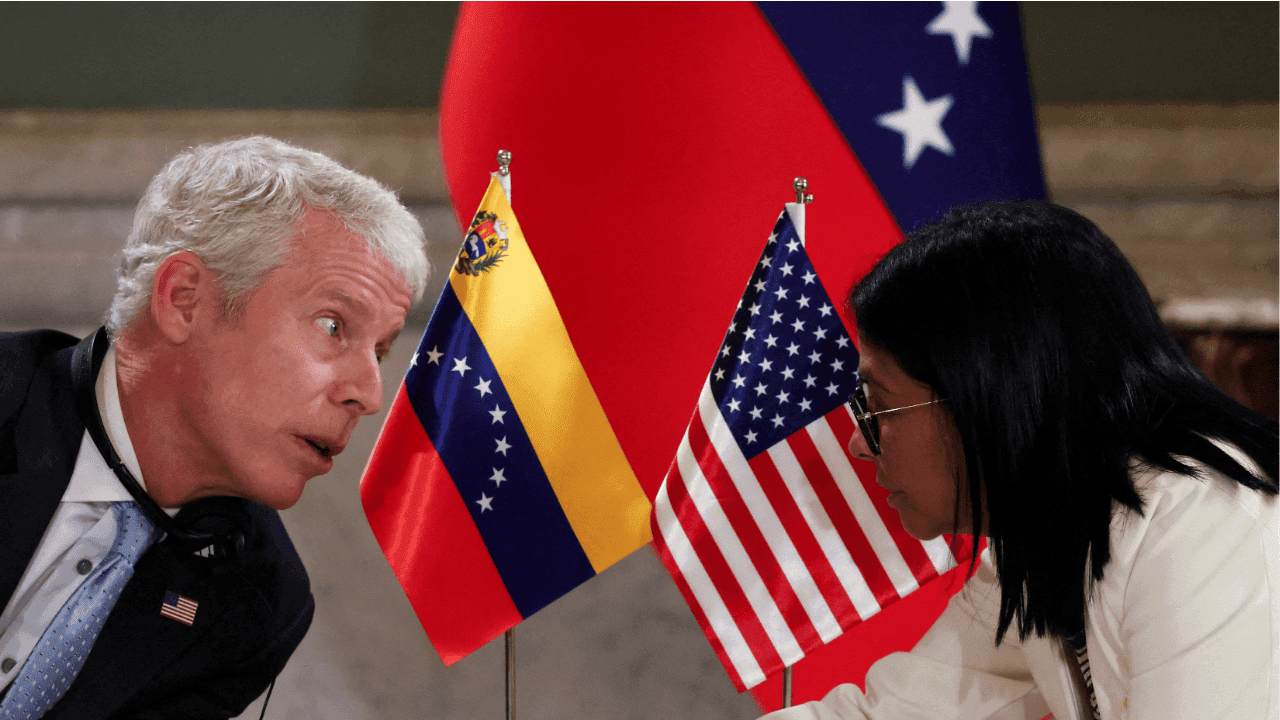 Secretário de Energia dos EUA, Chris Wright, conversa com a presidente da Venezuela, Delcy Rodriguez, no Palácio de Miraflores, em Caracas | Foto: REUTERS/Leonardo Fernandez Viloria