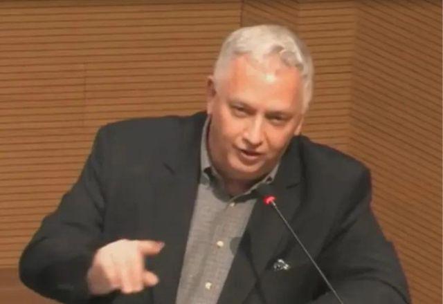 Secretario em momento de discurso