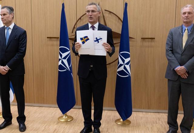 Secretário-geral da Otan, Jens Stoltenberg, com representantes da Suécia e Finlândia