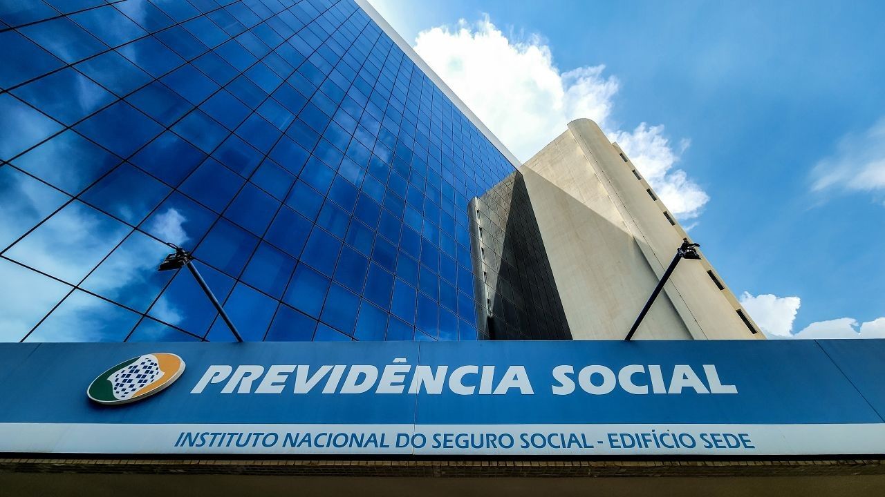 Pf Indicia Mais Seis Por Fraudes No Inss