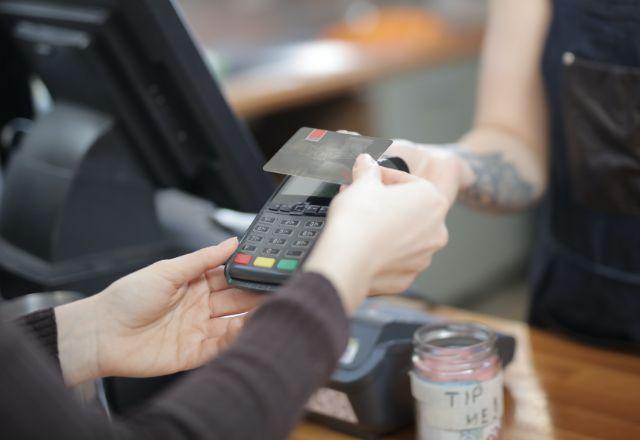 Simulação de compra com cartão de crédito | Pexels