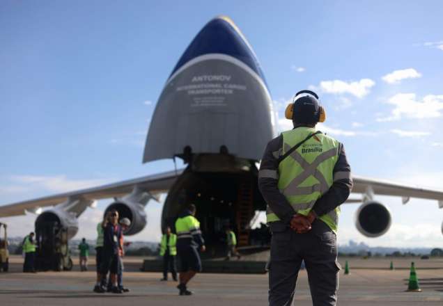 Segundo maior avião do mundo pousa em Brasília com 6 milhões de máscaras de proteção