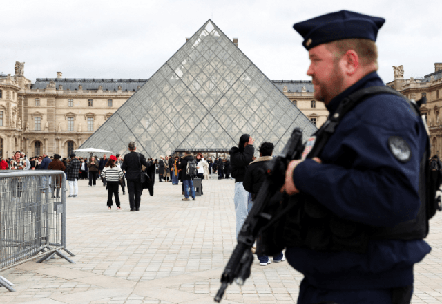 Segurança no Museu do Louvre após assalto | Abdul Saboor/Reuters