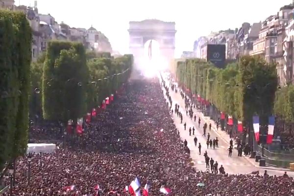 Seleção francesa é recebida com festa pela torcida em Paris Seleção francesa é recebida com festa pela torcida em Paris