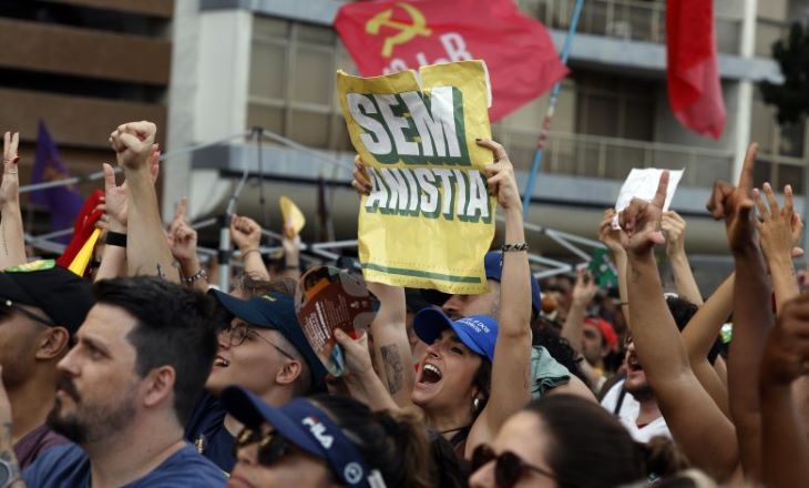 Placas "sem anistia" em manifestações | Tânia Rêgo/Agência Brasil