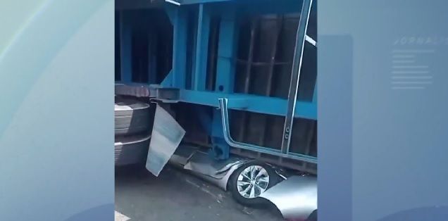 Carreta tomba sobre veículo em Manaus e deixa motorista morto