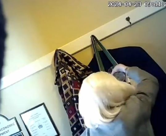 Vídeo: deputada é flagrada derramando água dentro da bolsa de colega nos EUA