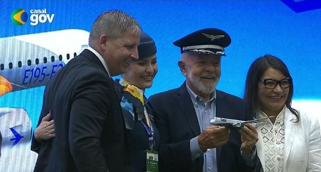 Lula participa da entrega de aviões da Embraer para a Azul