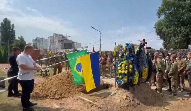 Exclusivo: comoção marca o enterro do brasileiro que foi ajudar a Ucrânia na guerra; veja VÍDEO Exclusivo: comoção marca o enterro do brasileiro que foi ajudar a Ucrânia na guerra; veja VÍDEO