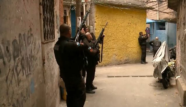 Operação contra o tráfico termina com intenso tiroteio entre PMs e criminosos na comunidade de Manguinhos (RJ)