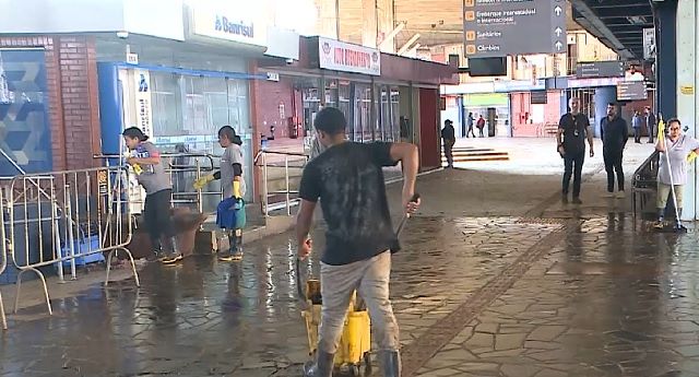Prefeitura começa a demolir "corredor humanitário" em Porto Alegre