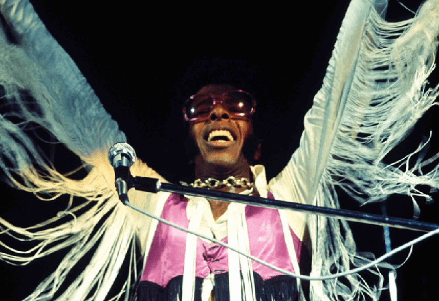 Sly Stone, referência na música contracultural, morre aos 82 anos 