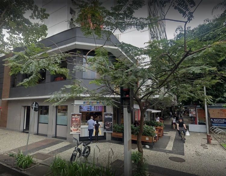 Justiça do Rio manda soltar mulher que morava no McDonald's e foi presa por injúria racial