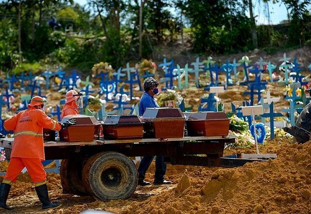 Caixões sendo carregados em cemitério (Alex Pazuello/Semcom)