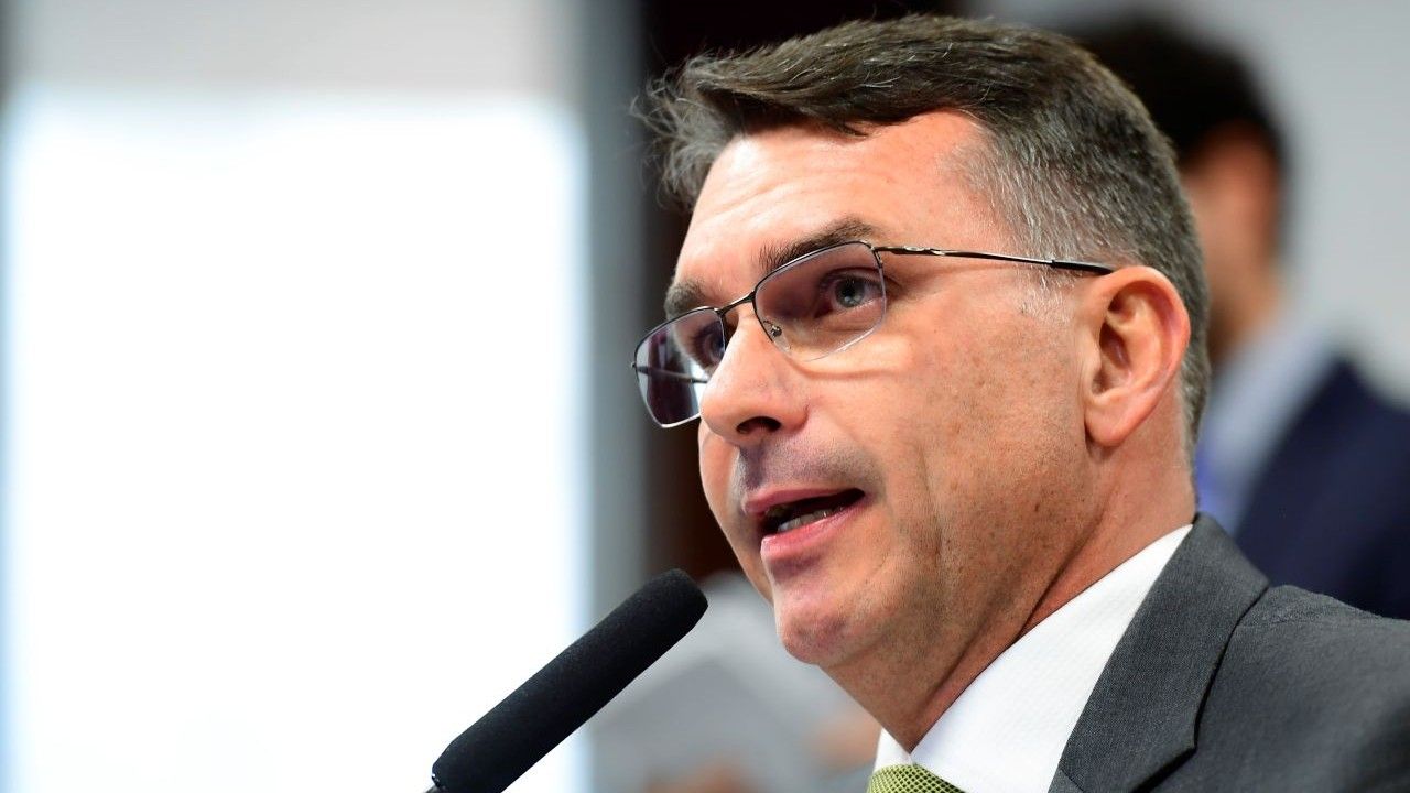 Plano de Flávio prevê Trem do Nordeste e ações para mulheres Plano de Flávio prevê Trem do Nordeste e ações para mulheres