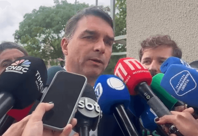 Senador Flávio Bolsonaro (PL-RJ) fala à imprensa após visitar o pai, Jair, preso na Superintendência da PF em Brasília | Marcos Santos/SBT