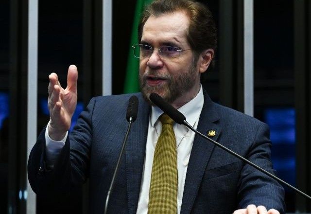 PGR arquiva denúncia contra senador Plínio Valério, que falou em enforcar Marina Silva PGR arquiva denúncia contra senador Plínio Valério, que falou em enforcar Marina Silva
