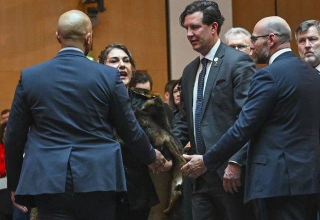 Senadora australiana acusa rei Charles III de genocídio | Lukas Coch/Pool Photo via AP