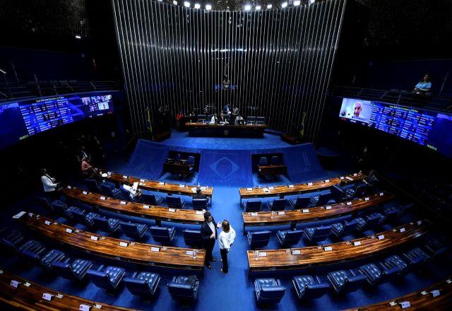 Senadores instituem semana com três dias de trabalho