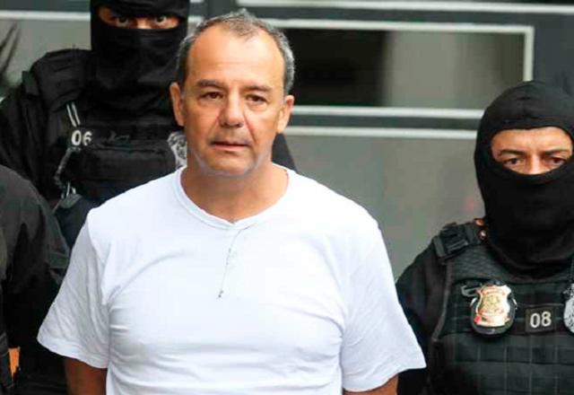 Sérgio Cabral sendo conduzido por policiais (Reprodução)