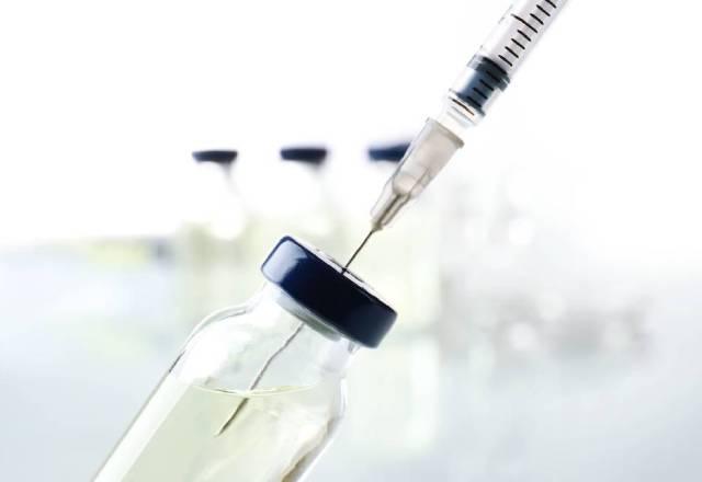 Seringa sendo usada em vacinação