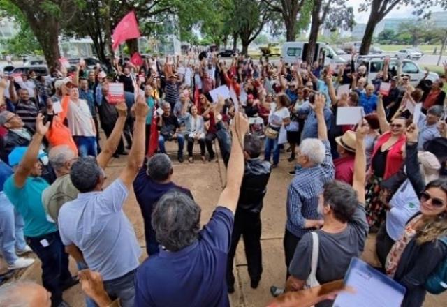 Servidores federais aceitam reajuste salarial de 9%