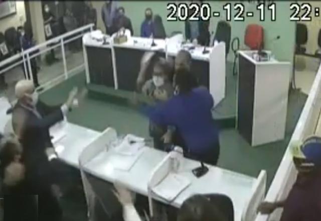 Sessão na Câmara termina em briga entre vereadores