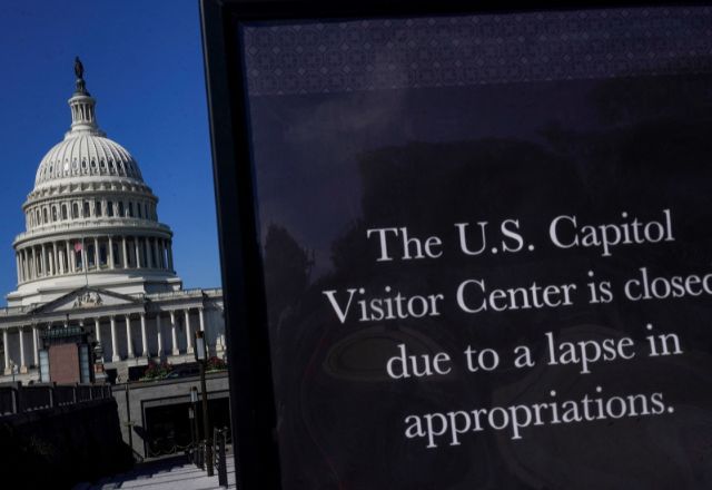 Placa alertando que o Centro de Visitantes do Capitólio está fechado 01/10/2025 | Foto: REUTERS/Nathan Howard
