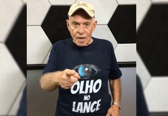 Narrador Silvio Luiz com uma camisa escrita "olho no lance", um de seus principais bordões | Reprodução/Instagram