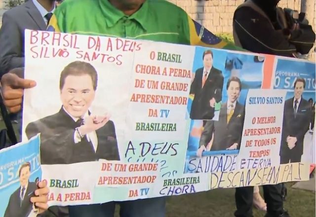 Fãs homenageiam Silvio Santos no local de despedida | Reprodução/SBT