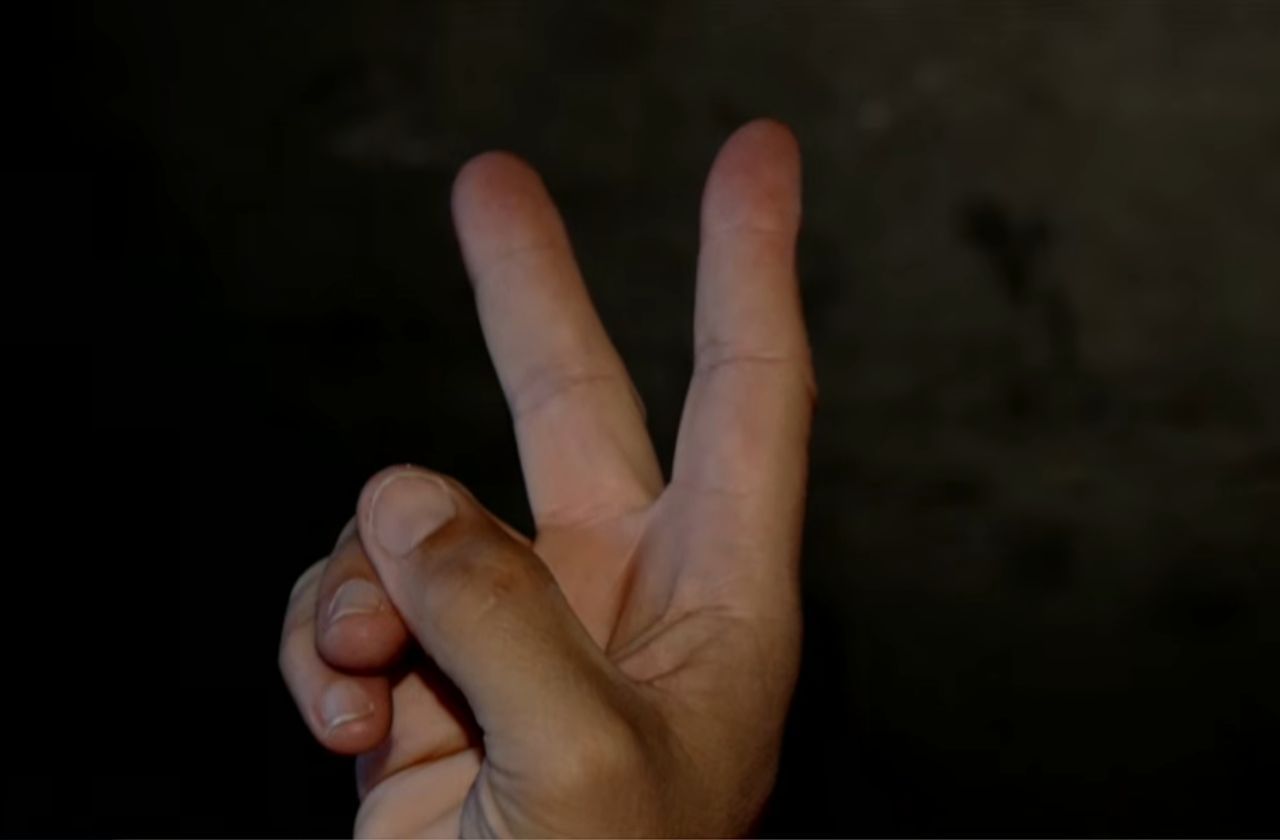 Adolescente é sequestrada após gesto em foto ligado a facção no RS Adolescente é sequestrada após gesto em foto ligado a facção no RS