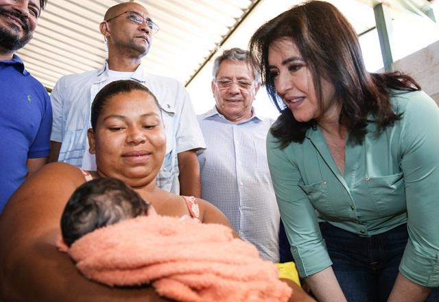 Simone Tebet observa bebê no colo de mulher (Divulgação/Simone Tebet)