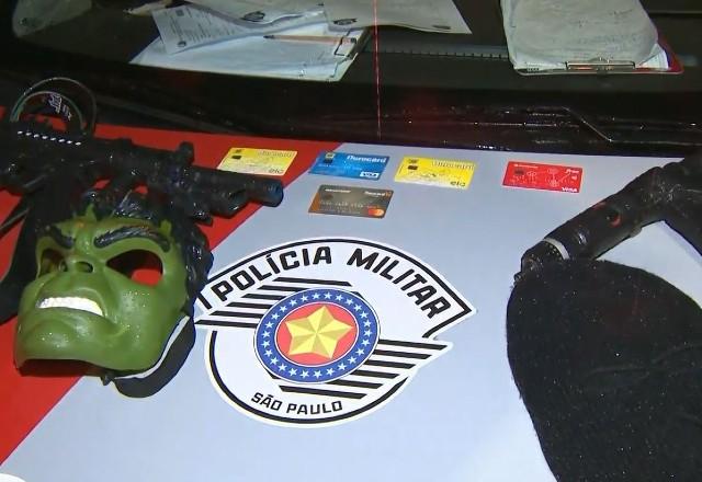 Simulacros e máscaras utilizados por criminosos presos em São Paulo