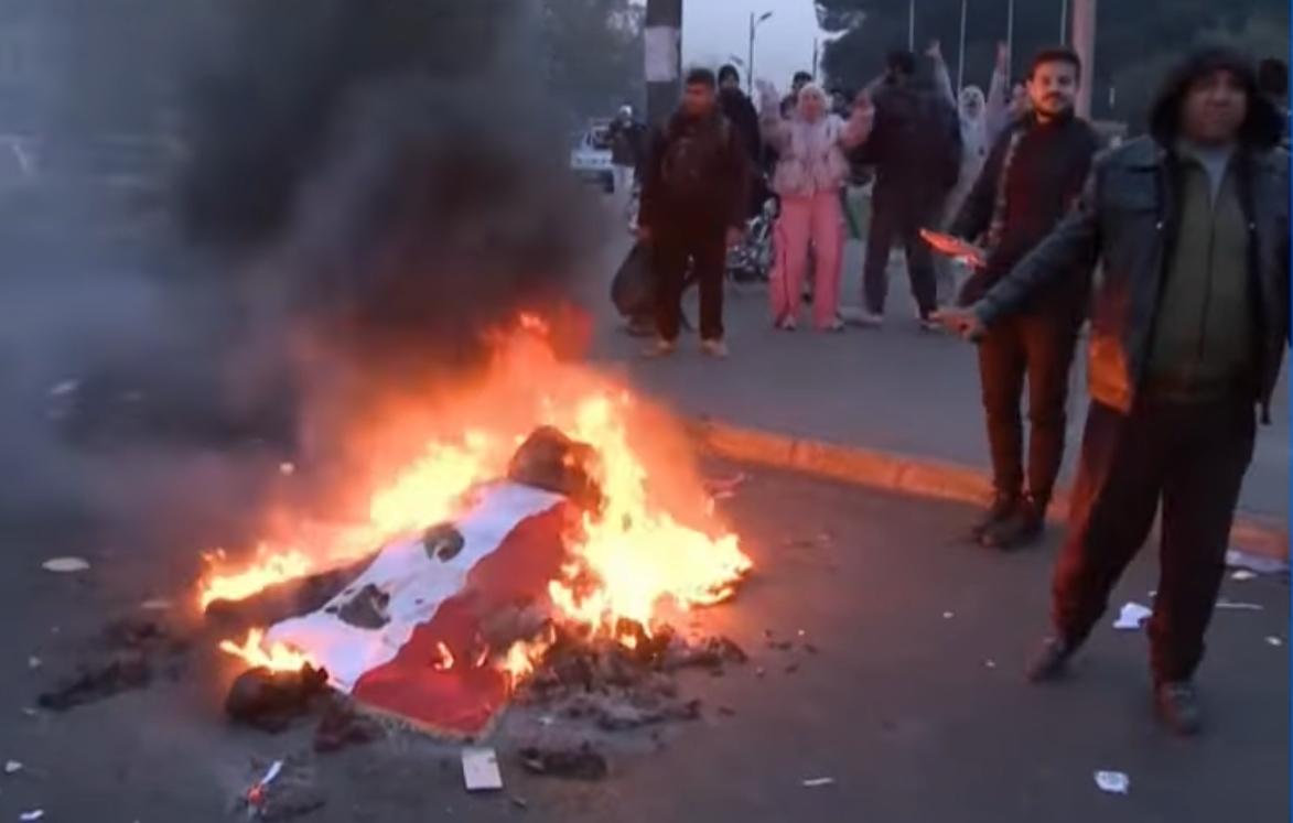 Rebeldes sírios queimam símbolos da ditatura de Bashar al-Assad | Reprodução 