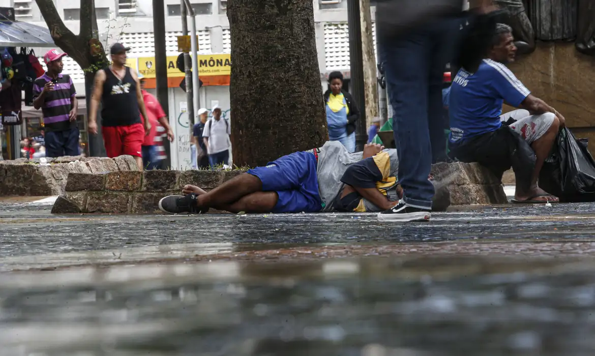 Pessoa dorme na rua no centro de São Paulo | Paulo Pinto/Agência Brasil