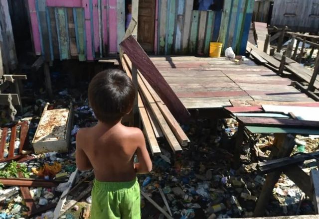 Cenas da pobreza: garoto desamparado socialmente em uma comunidade brasileira | Reprodução/Agência Brasil