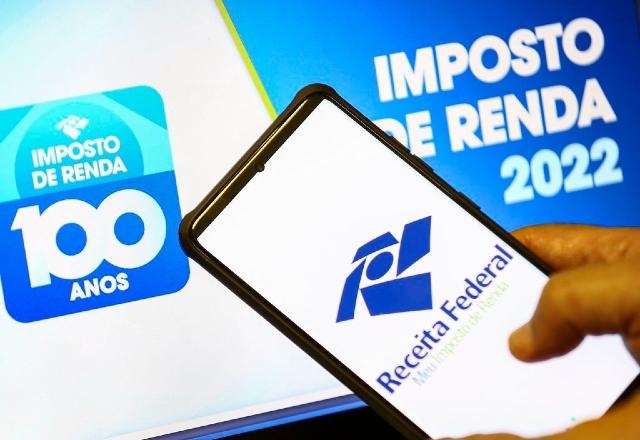 Smartphone mostra o app da Receita Federal