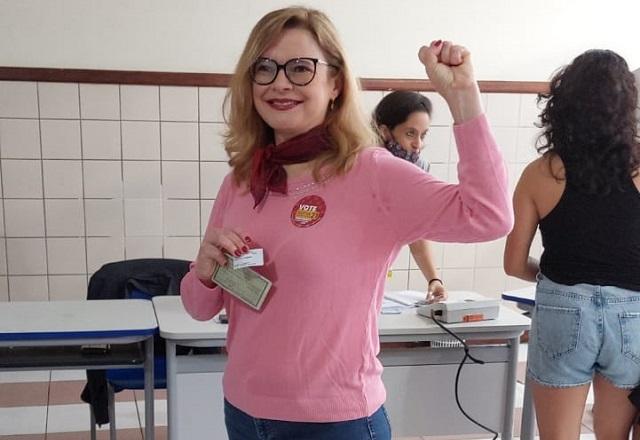 Sofia Manzano com o punho erguido, em local de votação (Divulgação)