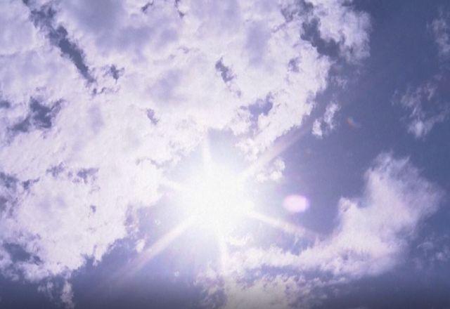 Sol entre nuvens