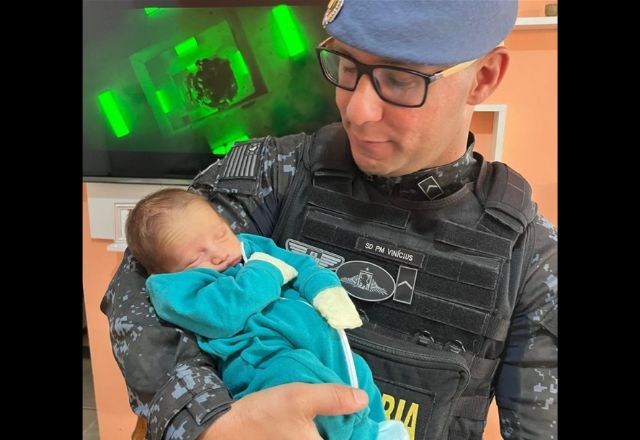 Soldado Vinícius de Souza, da polícia militar de São Paulo, salvou bebê de 19 dias que se afogou com leite em uma seção eleitoral. Foto: Divulgação/PM-SP