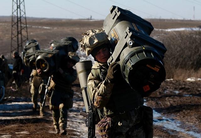 Soldado carregando equipamento de guerra durante treinamento