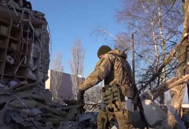 Rússia bombardeia escola com 400 pessoas abrigadas Rússia bombardeia escola com 400 pessoas abrigadas