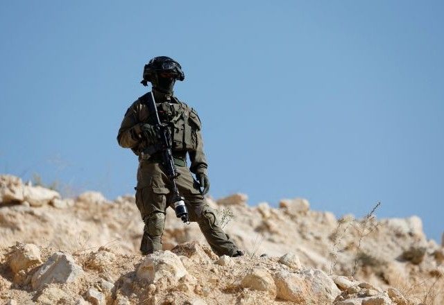 Soldado israelense perto de Hebron, na Cisjordânia ocupada por Israel | 23/10/2025/Reuters/Mussa Qawasma