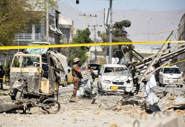 Soldado paramilitar em local de ataque em Quetta